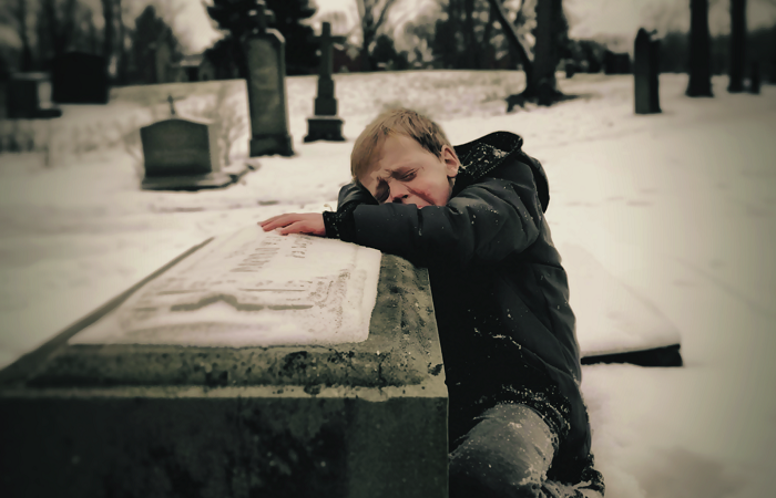 Little Boy Goes to Visit Twin Brother’s Grave, Doesn’t Return Home Even at 11 p.m