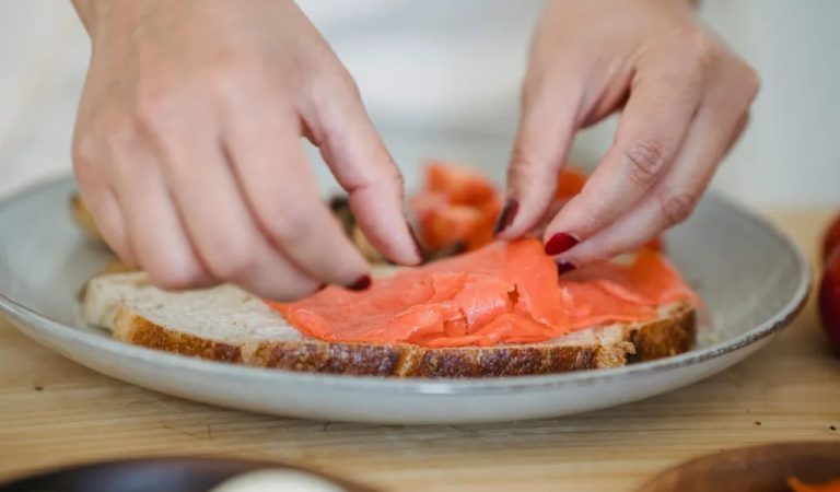 Man Who Constantly Mocks Wife’s Cooking Was Left Broken by Hidden Note in Sandwich